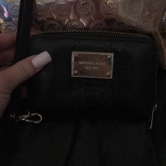 Michael Kors wristlet Black used some wear & tear - Picture 2 of 5